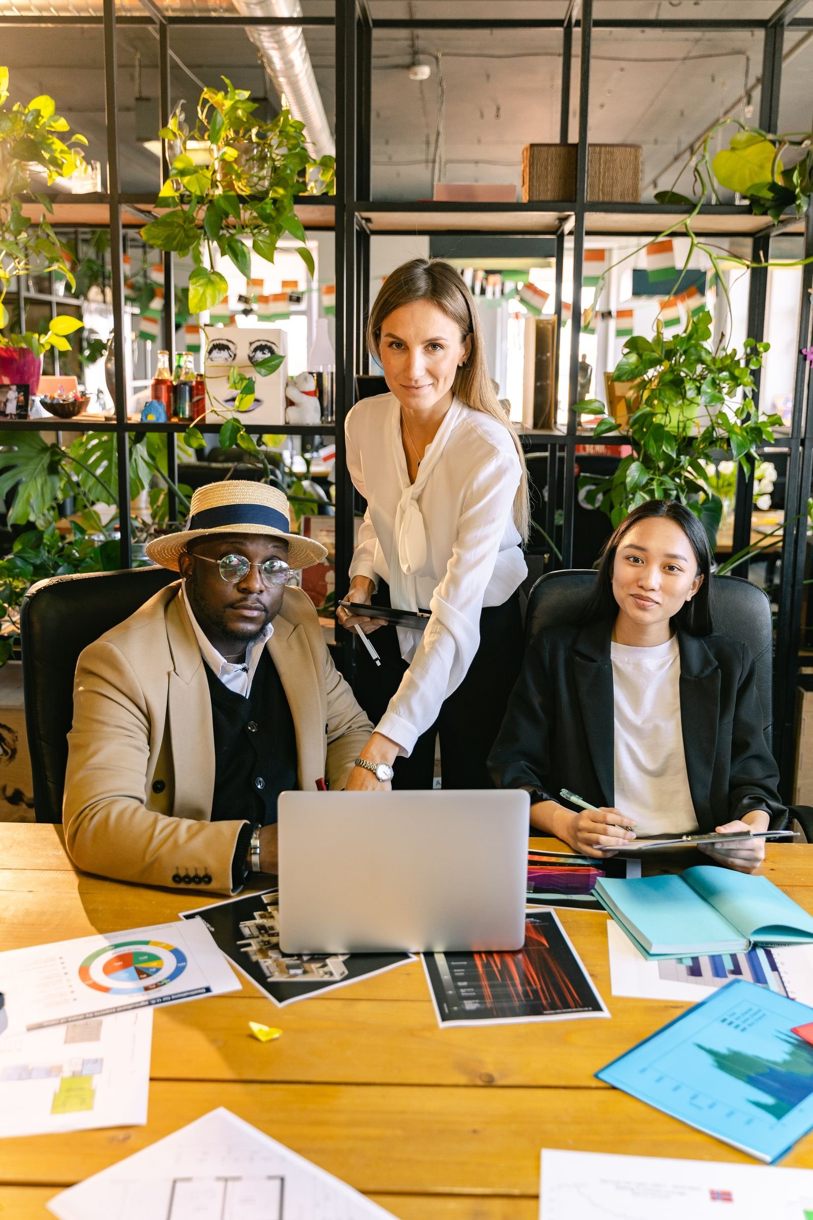 Profissional trabalhando com soluções digitais
