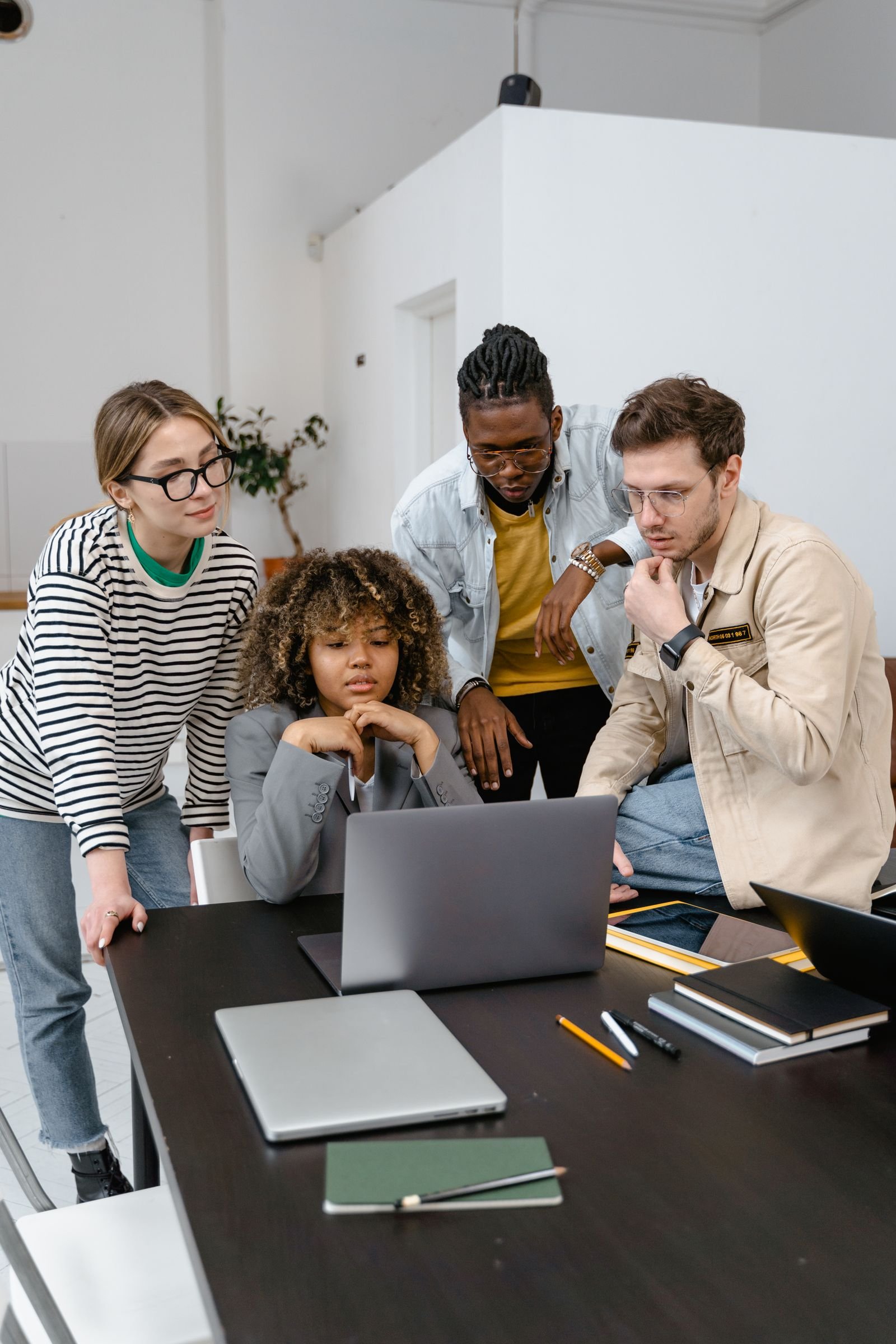 Profissionais em ambiente corporativo de tecnologia